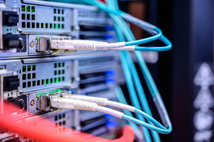 Serveurs et câbles réseau dans une baie informatique