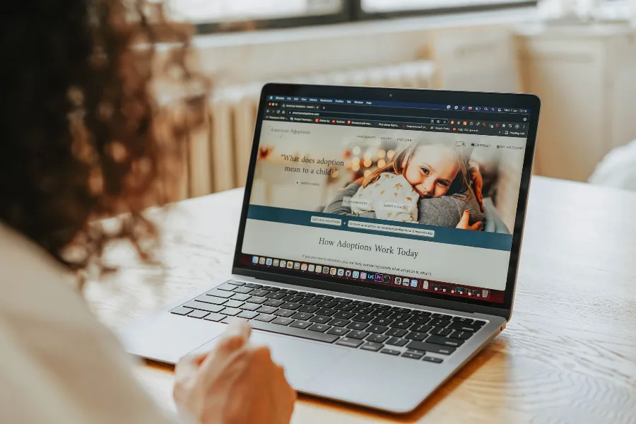 Personne consultant un site web sur un ordinateur portable